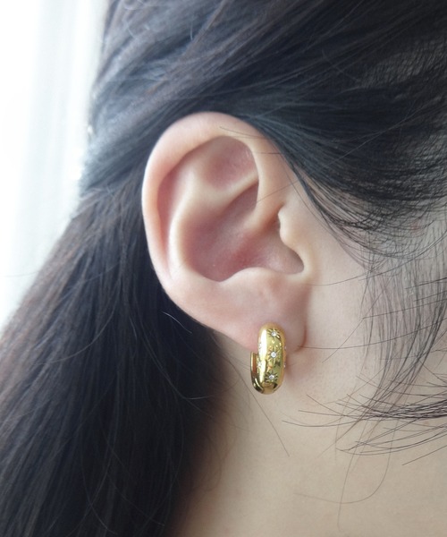 4quince(フォークインス)の「【金属アレルギー対応】スパークビジューフープピアス(ピアス(両耳用)・レディース・ゴールド/シルバー・FREE)」の3枚目の写真