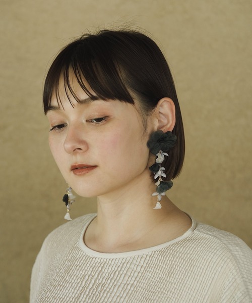 m.soeur(エムスール)の「フリージアの揺れるイヤリング(イヤリング・レディース・ベージュ/ブラック/グレー・FREE)」の9枚目の写真