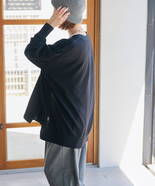 JOURNAL STANDARD relume(ジャーナルスタンダード レリューム)の「《一部WEB限定追加 / 新色》BiellaYarnワイドVネックカーディガン(カーディガン/ボレロ・レディース・ライトグレー/ブラック/ブラウン/レッド/ブラウン系その他・FREE)」の11枚目の写真