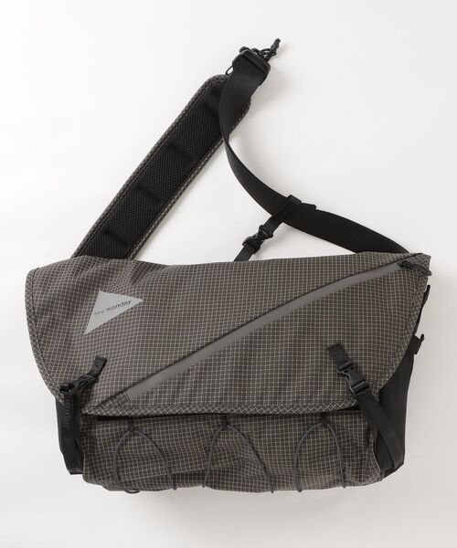 and wander(アンドワンダー)の「and wander/アンドワンダー ocean rip messenger bag 5745975117(メッセンジャーバッグ・メンズ・カーキ/ブラック・F)」の2枚目の写真