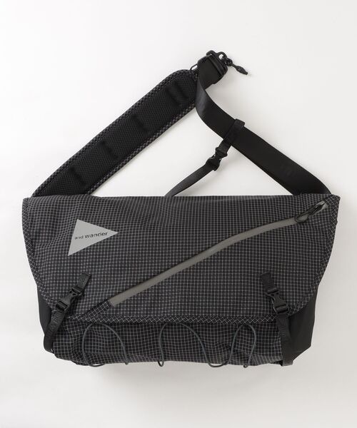 and wander(アンドワンダー)の「and wander/アンドワンダー ocean rip messenger bag 5745975117(メッセンジャーバッグ・メンズ・カーキ/ブラック・F)」の1枚目の写真
