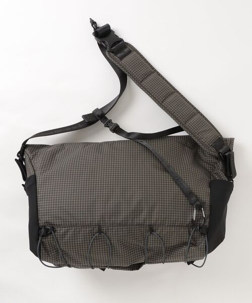 and wander(アンドワンダー)の「and wander/アンドワンダー ocean rip messenger bag 5745975117(メッセンジャーバッグ・メンズ・カーキ/ブラック・F)」の3枚目の写真