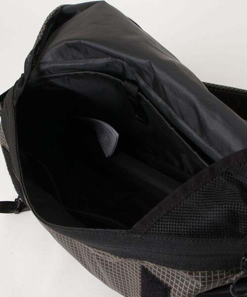 and wander(アンドワンダー)の「and wander/アンドワンダー ocean rip messenger bag 5745975117(メッセンジャーバッグ・メンズ・カーキ/ブラック・F)」の5枚目の写真