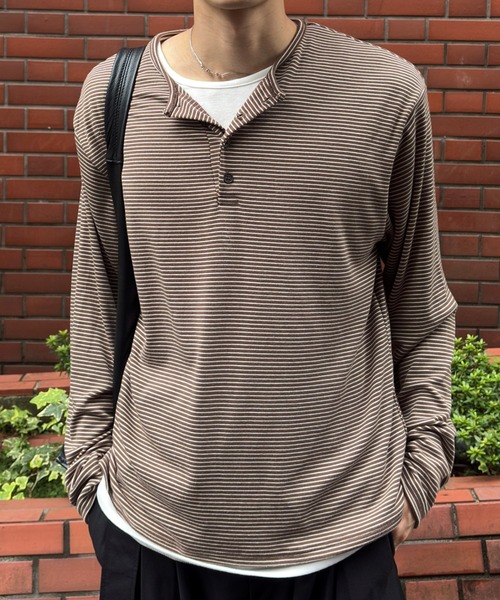 Chikashitsu +（チカシツプラス）の「【Chikashitsu +】border layered henley neck t-shirt / 【チカシツプラス】ボーダーレイヤードヘンリーネック長袖Tシャツ＜着用動画あり＞（Tシャツ/カットソー・メンズ・ブラウン/ブラック/グレー・ONE SIZE）」の3枚目の写真