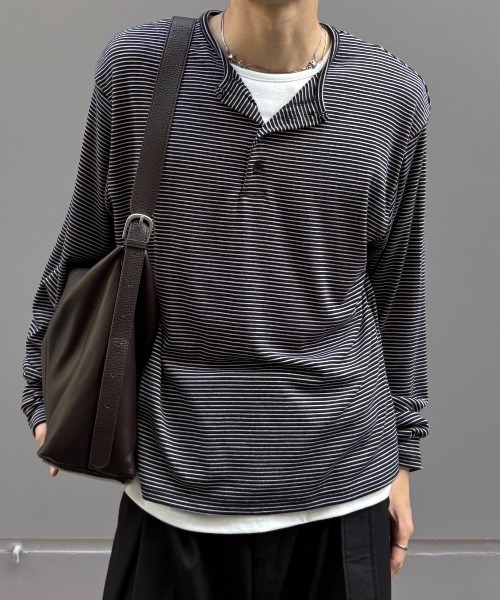 Chikashitsu +（チカシツプラス）の「【Chikashitsu +】border layered henley neck t-shirt / 【チカシツプラス】ボーダーレイヤードヘンリーネック長袖Tシャツ＜着用動画あり＞（Tシャツ/カットソー・メンズ・ブラウン/ブラック/グレー・ONE SIZE）」の2枚目の写真