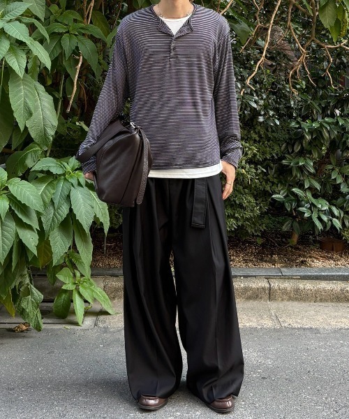 Chikashitsu +（チカシツプラス）の「【Chikashitsu +】border layered henley neck t-shirt / 【チカシツプラス】ボーダーレイヤードヘンリーネック長袖Tシャツ＜着用動画あり＞（Tシャツ/カットソー・メンズ・ブラウン/ブラック/グレー・ONE SIZE）」の10枚目の写真