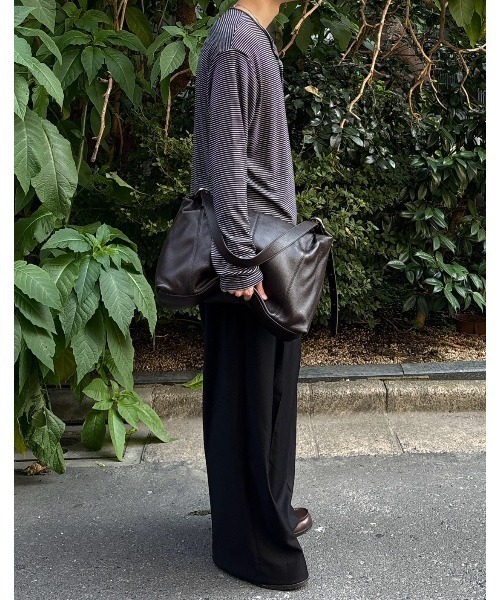 Chikashitsu +（チカシツプラス）の「【Chikashitsu +】border layered henley neck t-shirt / 【チカシツプラス】ボーダーレイヤードヘンリーネック長袖Tシャツ＜着用動画あり＞（Tシャツ/カットソー・メンズ・ブラウン/ブラック/グレー・ONE SIZE）」の11枚目の写真