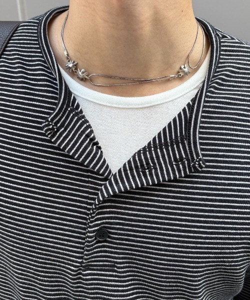 Chikashitsu +（チカシツプラス）の「【Chikashitsu +】border layered henley neck t-shirt / 【チカシツプラス】ボーダーレイヤードヘンリーネック長袖Tシャツ＜着用動画あり＞（Tシャツ/カットソー・メンズ・ブラウン/ブラック/グレー・ONE SIZE）」の4枚目の写真