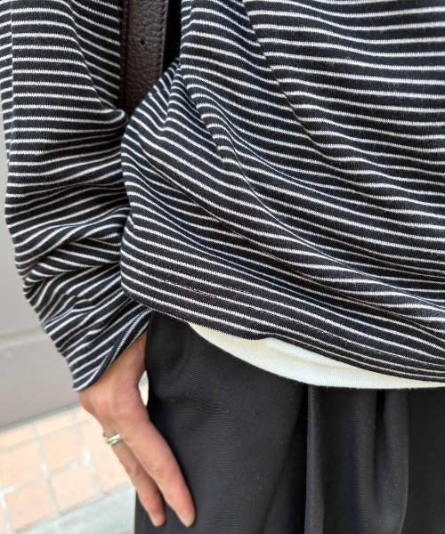 Chikashitsu +（チカシツプラス）の「【Chikashitsu +】border layered henley neck t-shirt / 【チカシツプラス】ボーダーレイヤードヘンリーネック長袖Tシャツ＜着用動画あり＞（Tシャツ/カットソー・メンズ・ブラウン/ブラック/グレー・ONE SIZE）」の5枚目の写真