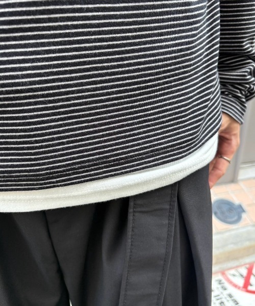 Chikashitsu +（チカシツプラス）の「【Chikashitsu +】border layered henley neck t-shirt / 【チカシツプラス】ボーダーレイヤードヘンリーネック長袖Tシャツ＜着用動画あり＞（Tシャツ/カットソー・メンズ・ブラウン/ブラック/グレー・ONE SIZE）」の6枚目の写真