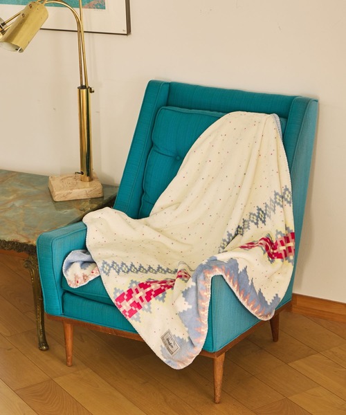 BAYFLOW(ベイフロー)の「BFフリースブランケットM 26AW 100×160(ブランケット・レディース・ネイビー/ブルー/スモーク/アイボリー/ベージュ/チャコール・0)」の4枚目の写真