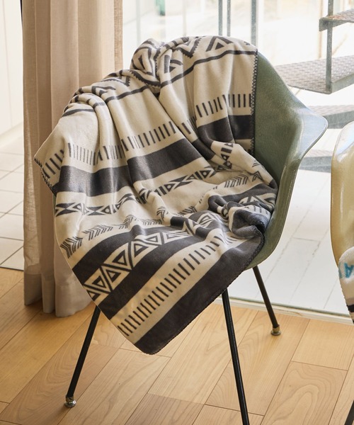 BAYFLOW(ベイフロー)の「BFフリースブランケットM 26AW 100×160(ブランケット・レディース・ネイビー/ブルー/スモーク/アイボリー/ベージュ/チャコール・0)」の2枚目の写真