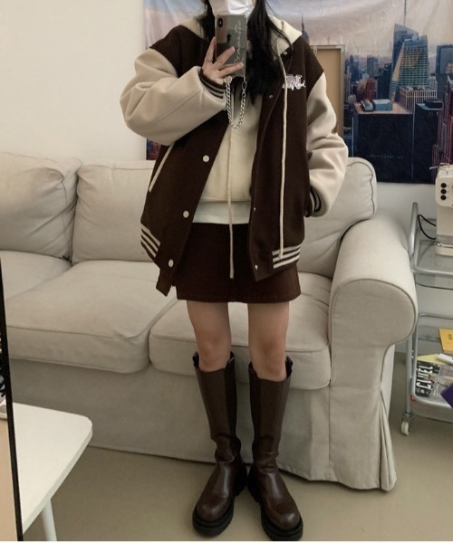 &soiree(アンドソワレ)の「カレッジロゴワッペン配色スタジャン(スタジャン・レディース・ブラウン/レッド・X-LARGE/MEDIUM/LARGE)」の3枚目の写真
