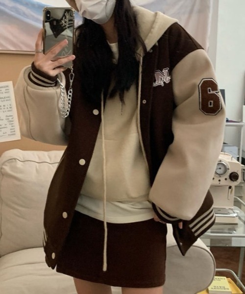 &soiree(アンドソワレ)の「カレッジロゴワッペン配色スタジャン(スタジャン・レディース・ブラウン/レッド・X-LARGE/MEDIUM/LARGE)」の4枚目の写真