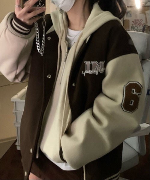 &soiree(アンドソワレ)の「カレッジロゴワッペン配色スタジャン(スタジャン・レディース・ブラウン/レッド・X-LARGE/MEDIUM/LARGE)」の5枚目の写真