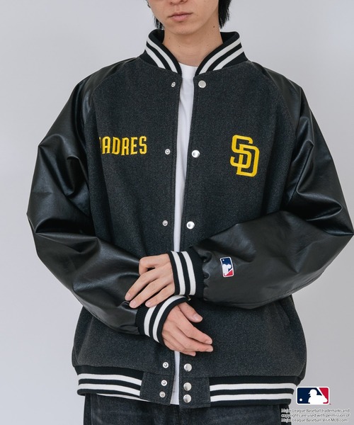 PEANUTS(ピーナッツ)の「【PEANUTS/ピーナッツ】【ユニセックスデザイン リンクコーデ・カップルコーデにも◎】MLB×PEANUTS スタジアムジャンパー スタジャン オーバーサイズ フェイクレザー ドジャース ヤンキース パドレス(スタジャン・メンズ・グレー系その他3/ブラック系その他/ブラック系その他2・MEDIUM/LARGE/X-LARGE)」の1枚目の写真