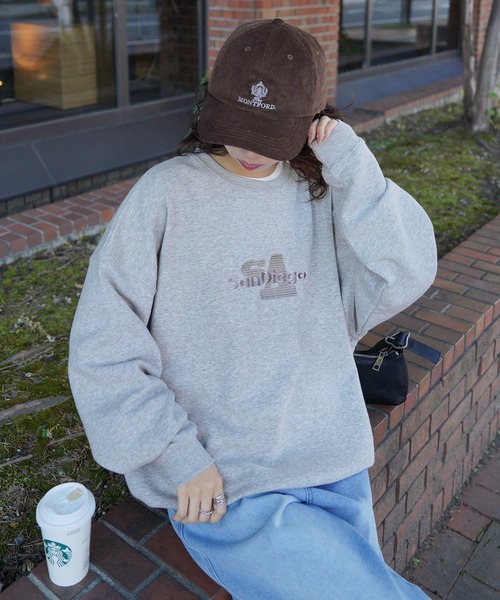 Chillfar（チルファー）の「刺繍アソートデザインスウェット（スウェット・レディース・ネイビー系1/ネイビー系/ボルドー/グレー系/ブラック系/ブラック/ネイビー/アイボリー系/ブラック系1/ブルー/ブルー系1/ブラウン系1/ブラウン/ワイン系/ブルー系/ブラウン系/バーガンディー/オートミール/杢グレー・FREE）」の5枚目の写真