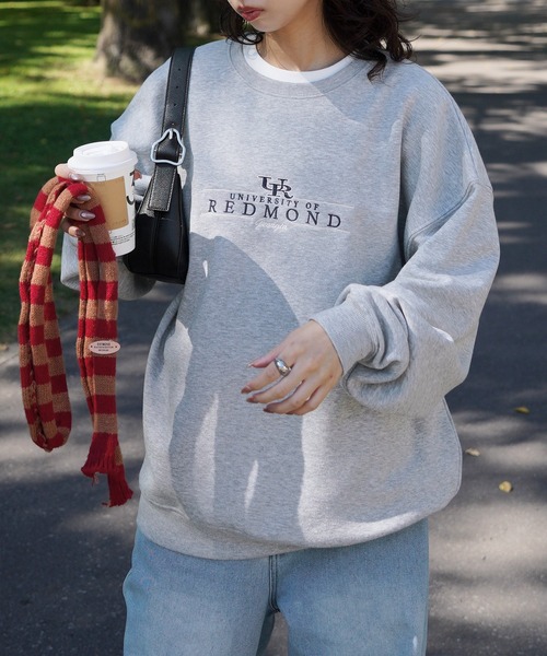 Chillfar（チルファー）の「刺繍アソートデザインスウェット（スウェット・レディース・ネイビー系1/ネイビー系/ボルドー/グレー系/ブラック系/ブラック/ネイビー/アイボリー系/ブラック系1/ブルー/ブルー系1/ブラウン系1/ブラウン/ワイン系/ブルー系/ブラウン系/バーガンディー/オートミール/杢グレー・FREE）」の4枚目の写真