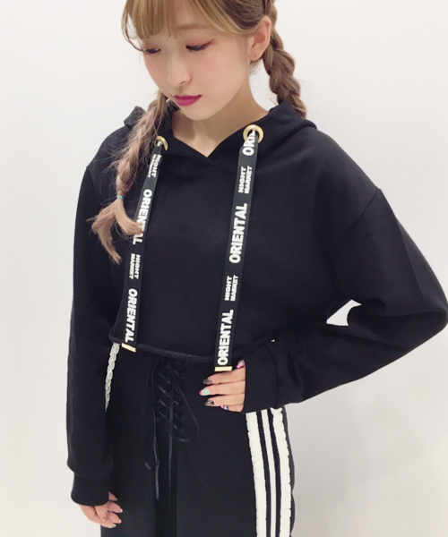 onespo（ワンスポ）の「ロゴテープクロップドパーカー（パーカー・レディース・ホワイト/ブラック・M）」の2枚目の写真