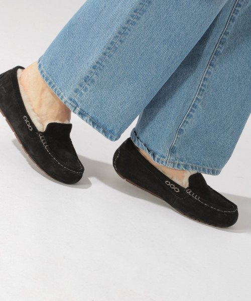 UGG（アグ）の「UGG/アグ　ANSLEY（モカシン/デッキシューズ・レディース・ブラック/ブラウン系その他/キャメル・MEDIUM/SMALL）」の2枚目の写真