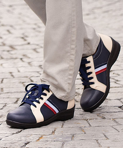 BELLUNA（ベルーナ）の「５Ｅ配色切替サイドカラースニーカー（スニーカー・レディース・ブラック/ネイビー/ベージュ/ワインレッド/ホワイト・22.5/23/23.5/24/24.5/25/22）」の4枚目の写真