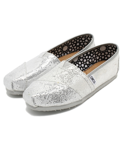 TOMS(トムス)の「トムス ウィメンズ クラシック グリッター ラメ スリッポン TOMS W CLSC Glitters(スニーカー・レディース・シルバー/ブラック・23cm/24.5cm/24cm/23.5cm/22cm/22.5cm)」の2枚目の写真