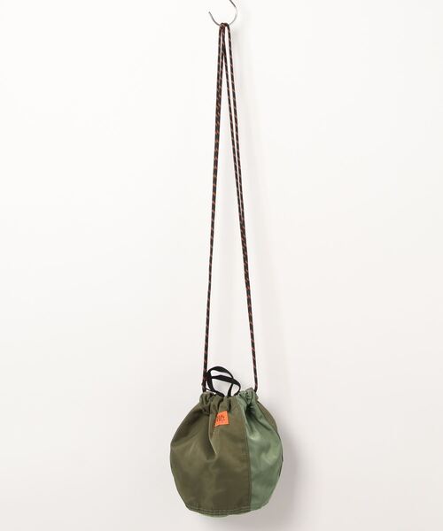 UNIVERSAL OVERALL(ユニバーサルオーバーオール)の「★UNIVERSAL OVERALL★ナイロンツイルコンビ 巾着ポーチ(11Lサイズ)(ハンドバッグ・レディース・ブラウン/カーキ・FREE)」の2枚目の写真
