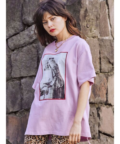 jouetie(ジュエティ)の「KevinCummins フォト BIG Tシャツ(Tシャツ/カットソー・レディース・ブラック/オフホワイト/ピンク・MEDIUM)」の3枚目の写真