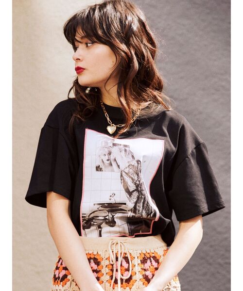 jouetie(ジュエティ)の「KevinCummins フォト BIG Tシャツ(Tシャツ/カットソー・レディース・ブラック/オフホワイト/ピンク・MEDIUM)」の1枚目の写真
