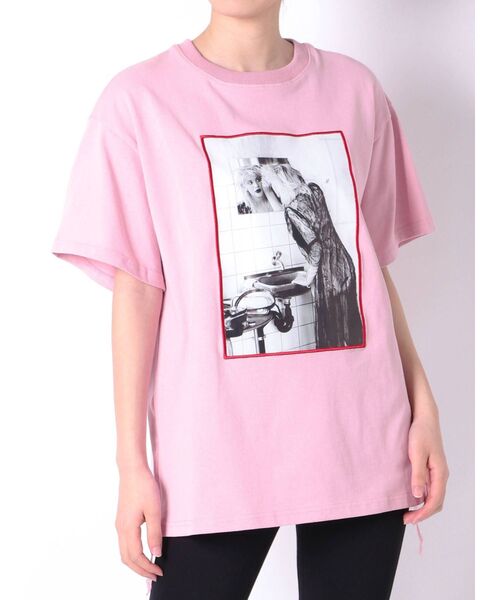 jouetie(ジュエティ)の「KevinCummins フォト BIG Tシャツ(Tシャツ/カットソー・レディース・ブラック/オフホワイト/ピンク・MEDIUM)」の6枚目の写真