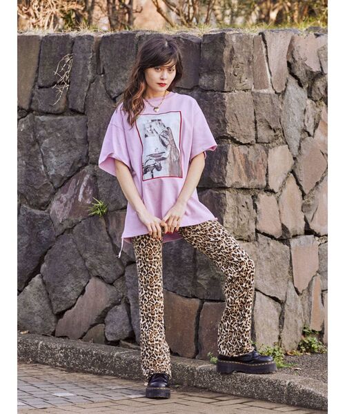 jouetie(ジュエティ)の「KevinCummins フォト BIG Tシャツ(Tシャツ/カットソー・レディース・ブラック/オフホワイト/ピンク・MEDIUM)」の7枚目の写真