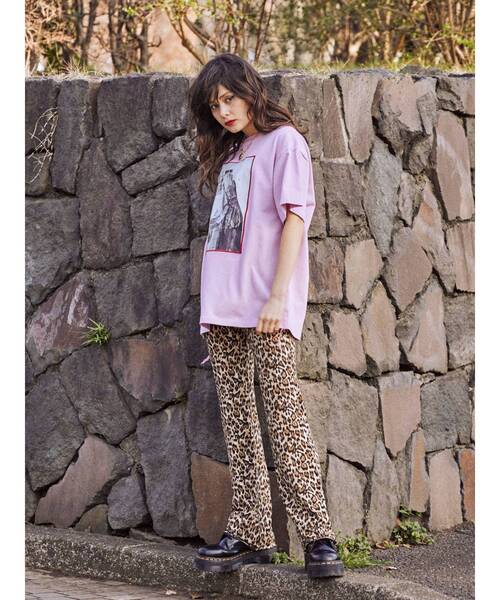jouetie(ジュエティ)の「KevinCummins フォト BIG Tシャツ(Tシャツ/カットソー・レディース・ブラック/オフホワイト/ピンク・MEDIUM)」の12枚目の写真