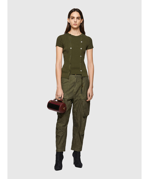 DIESEL（ディーゼル）の「レディース 半袖 ニット ボタンディテール クルーネック（ニット/セーター・レディース・ブラック/カーキ/レッド・SMALL/MEDIUM/LARGE）」の15枚目の写真