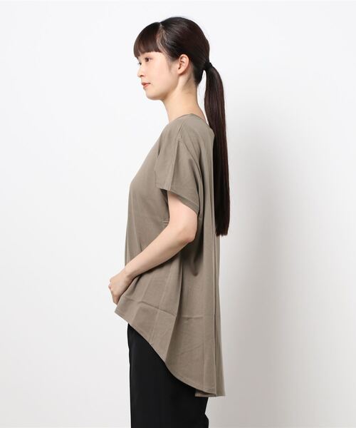 INED（イネド）の「ラウンドヘムカットソー（Tシャツ/カットソー・レディース・チャコールグレー/オフホワイト/カーキ/サックスブルー/ライトグリーン・9号）」の9枚目の写真