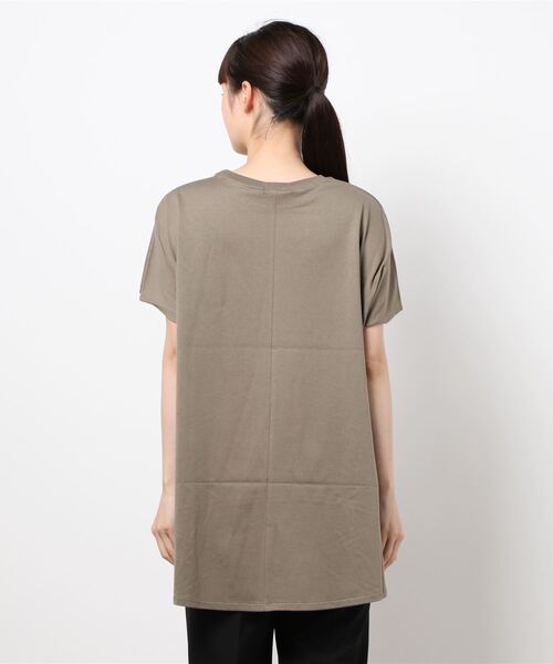 INED（イネド）の「ラウンドヘムカットソー（Tシャツ/カットソー・レディース・チャコールグレー/オフホワイト/カーキ/サックスブルー/ライトグリーン・9号）」の10枚目の写真