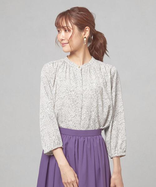 closet story（クローゼットストーリー）の「＜closet story（クローゼットストーリー）＞ スタンドカラー リーフプリント ギャザーブラウス（シャツ/ブラウス・レディース・クリーム/ホワイト/ライム・FREE）」の2枚目の写真