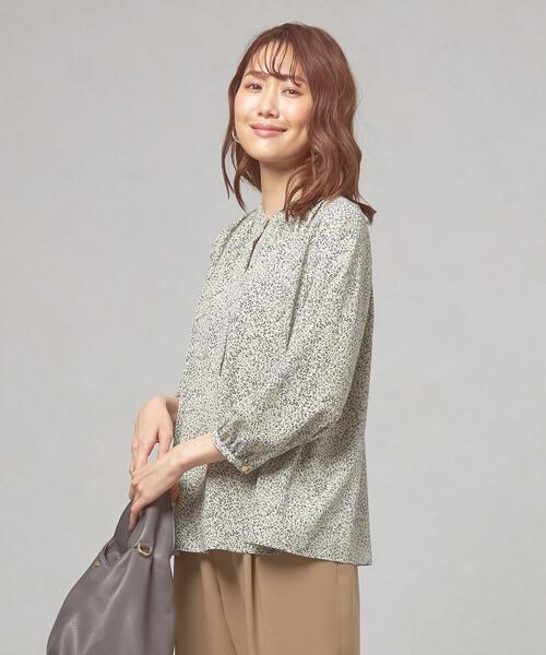 closet story（クローゼットストーリー）の「＜closet story（クローゼットストーリー）＞ スタンドカラー リーフプリント ギャザーブラウス（シャツ/ブラウス・レディース・クリーム/ホワイト/ライム・FREE）」の3枚目の写真