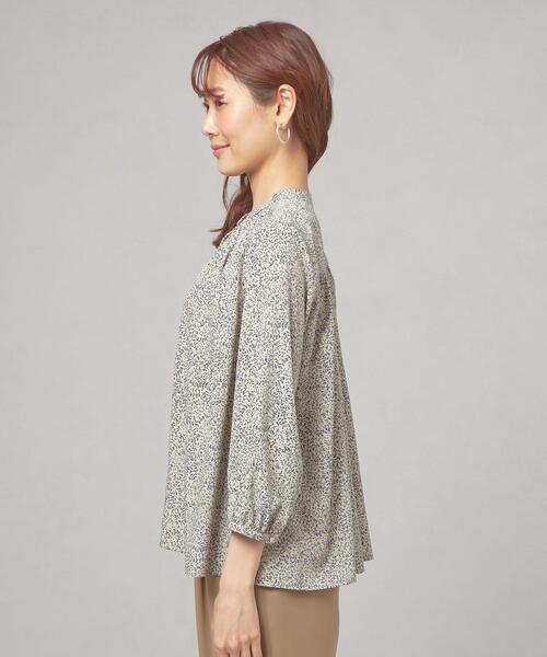 closet story（クローゼットストーリー）の「＜closet story（クローゼットストーリー）＞ スタンドカラー リーフプリント ギャザーブラウス（シャツ/ブラウス・レディース・クリーム/ホワイト/ライム・FREE）」の4枚目の写真