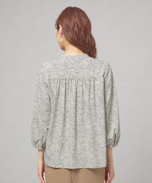 closet story（クローゼットストーリー）の「＜closet story（クローゼットストーリー）＞ スタンドカラー リーフプリント ギャザーブラウス（シャツ/ブラウス・レディース・クリーム/ホワイト/ライム・FREE）」の8枚目の写真