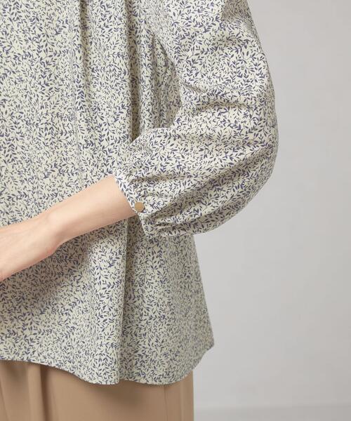 closet story（クローゼットストーリー）の「＜closet story（クローゼットストーリー）＞ スタンドカラー リーフプリント ギャザーブラウス（シャツ/ブラウス・レディース・クリーム/ホワイト/ライム・FREE）」の14枚目の写真