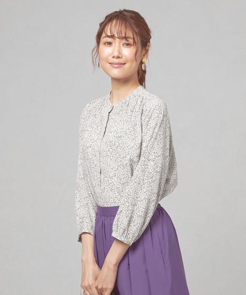 closet story（クローゼットストーリー）の「＜closet story（クローゼットストーリー）＞ スタンドカラー リーフプリント ギャザーブラウス（シャツ/ブラウス・レディース・クリーム/ホワイト/ライム・FREE）」の11枚目の写真