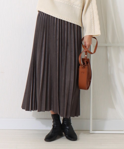 libelle more（リベル モア）の「スエードポンチ　アコーディオンプリーツスカート（スカート・レディース・グリーン/アイボリー/グレイッシュベージュ/チャコール・M/L）」の3枚目の写真