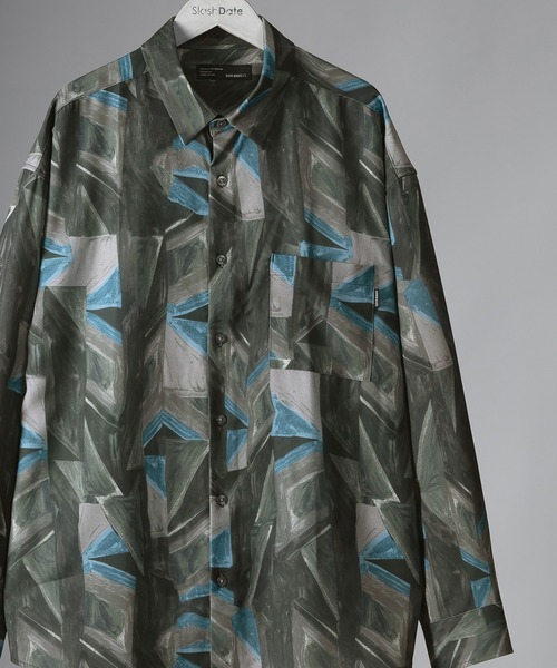 SlashDate（スラッシュデイト）の「ナチュラルストレッチ総柄プリントとろみシャツ（シャツ/ブラウス・メンズ・ブラック/ブラウン/グレー/ブルー/ブラック系その他/ブラウン系その他・M/L）」の2枚目の写真