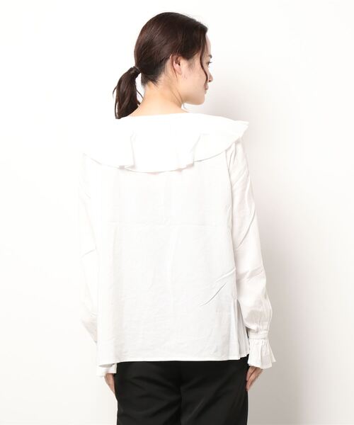 HONEYSUCKLE ROSE（ハニーサックルローズ）の「【HONEYSUCKLE ROSE】フリル衿ブラウス（シャツ/ブラウス・レディース・ベージュ/オフホワイト/ブラック・M/L）」の4枚目の写真