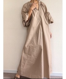 ロング丈 ボリューム袖キーネックワンピース