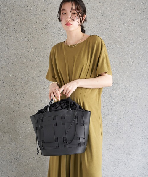 earth music&ecology（アースミュージックアンドエコロジー）の「ウエストタックワンピース（ワンピース・レディース・ダークブラウン/オリーブ・FREE）」の2枚目の写真