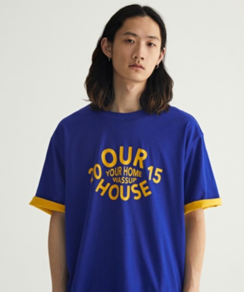 A'GEM9(エージェムナイン)の「A'GEM/9 × .kom『WASSUP/ワズアップ』Our House Tee/アワーハウス リバーシブルカラー グラフィック 半袖 Tシャツ(Tシャツ/カットソー・メンズ・ブルー/ブラウン・L/XL)」の1枚目の写真