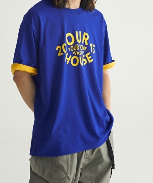A'GEM9(エージェムナイン)の「A'GEM/9 × .kom『WASSUP/ワズアップ』Our House Tee/アワーハウス リバーシブルカラー グラフィック 半袖 Tシャツ(Tシャツ/カットソー・メンズ・ブルー/ブラウン・L/XL)」の6枚目の写真