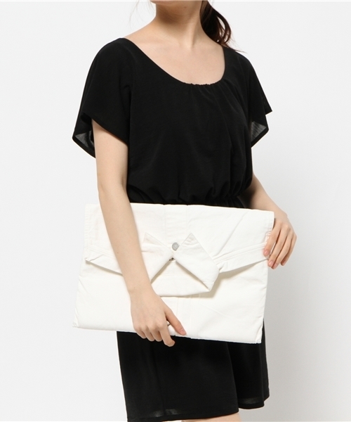 Ray BEAMS（レイビームス）の「20/80 / デニムジャケット クラッチ（クラッチバッグ・レディース・ホワイト・ONE SIZE）」の2枚目の写真