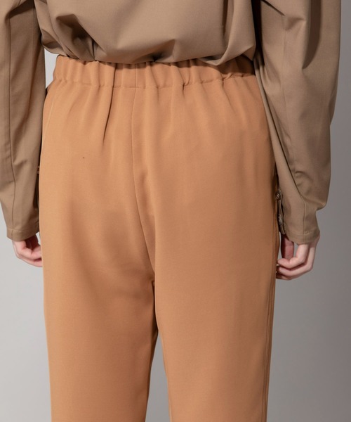 Munich（ミューニック）の「ポリエステルツイルリラックステーパードパンツ（スラックス・レディース・ブラック/パープル/キャメル・S/M/XS）」の9枚目の写真